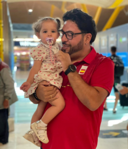 Alberto Fernández, deportista profesional de tiro al plato con su hija Alberto Fernández, deportista profesional de tiro al plato con su hija